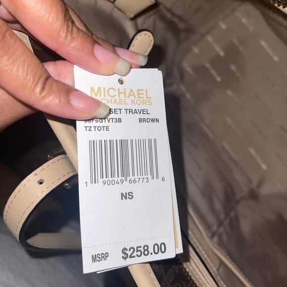 ❌SOLD❌Michael Kors Jet Set Travel Top Zip Signature
Tote Brown. & Wallet - Picture 6 of 13